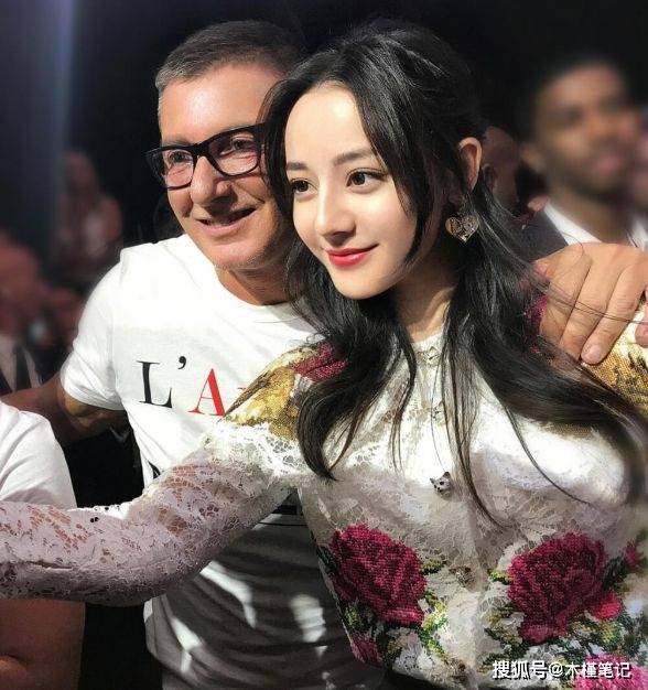 曝迪丽热巴出国工作,黄景瑜悄悄陪同,女方近照浮肿显"孕相"_旅游_网友