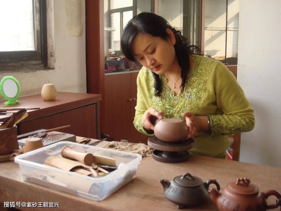 紫砂王朝:国工【冯丹妮】,陶瓷世家,两大非遗——均陶与紫砂的文化