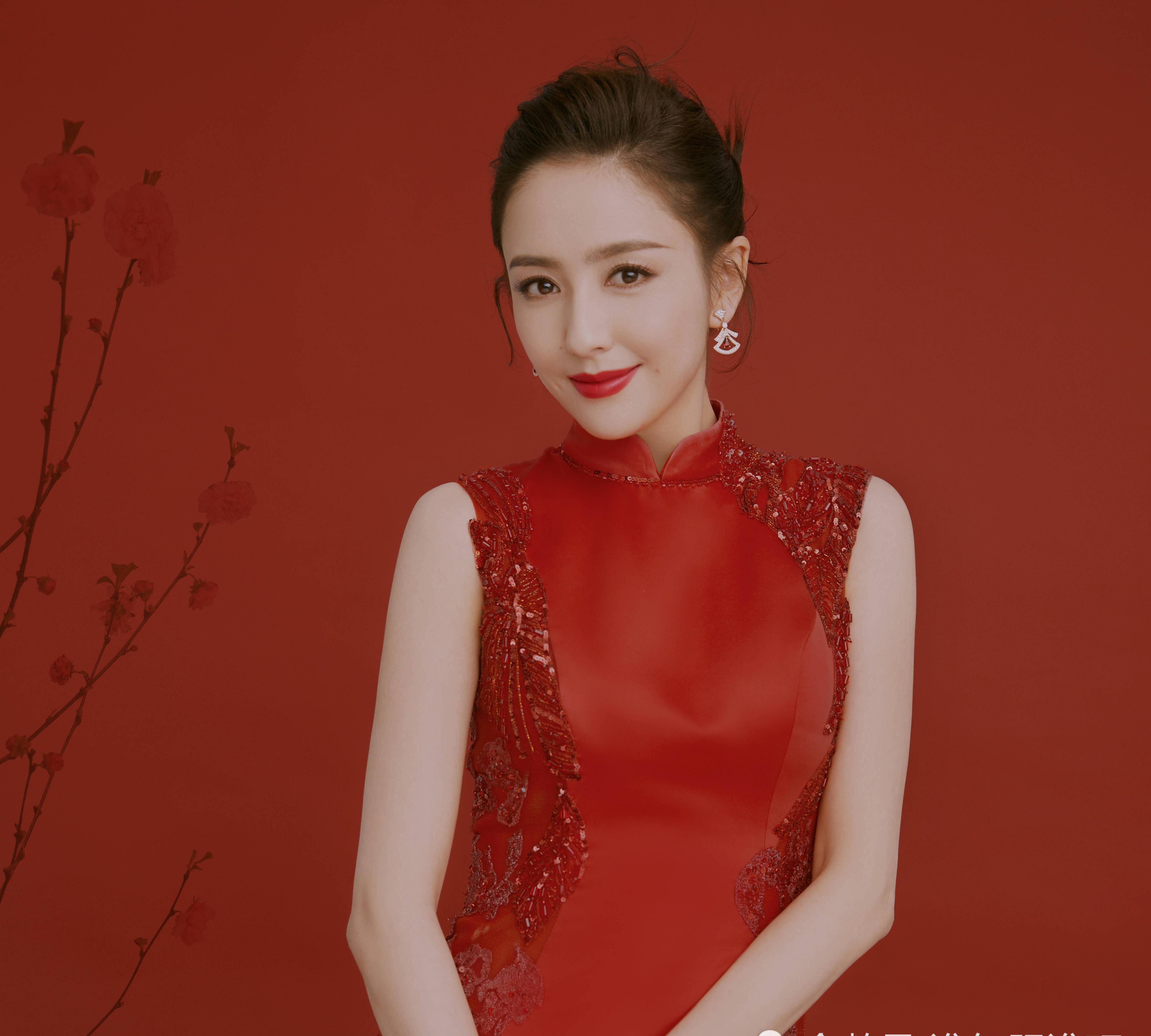 刚刚在春晚舞台上担任了主持人的佟丽娅,大气端庄又明艳的形象,在全国