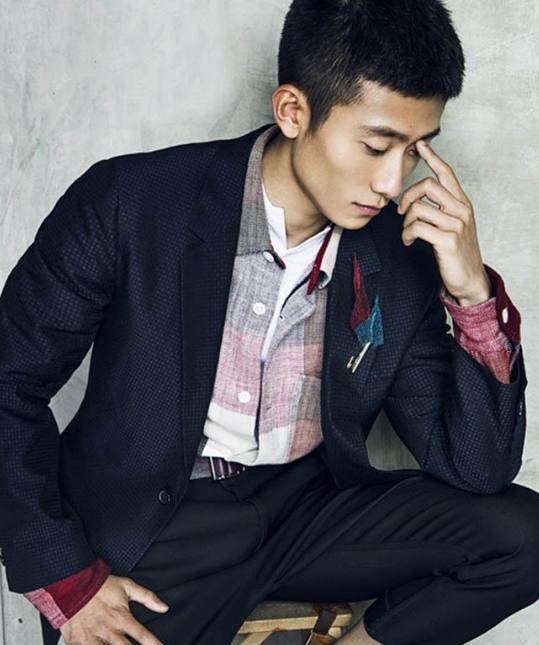 张一山蜡像"新鲜出炉",手插口袋超帅气,不过却有一个致命缺点_真人