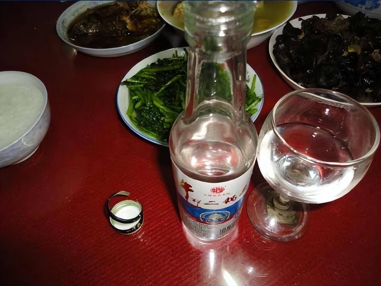 南方城市流行喝早酒,本地大叔连喝30年,如今身体还健康吗?