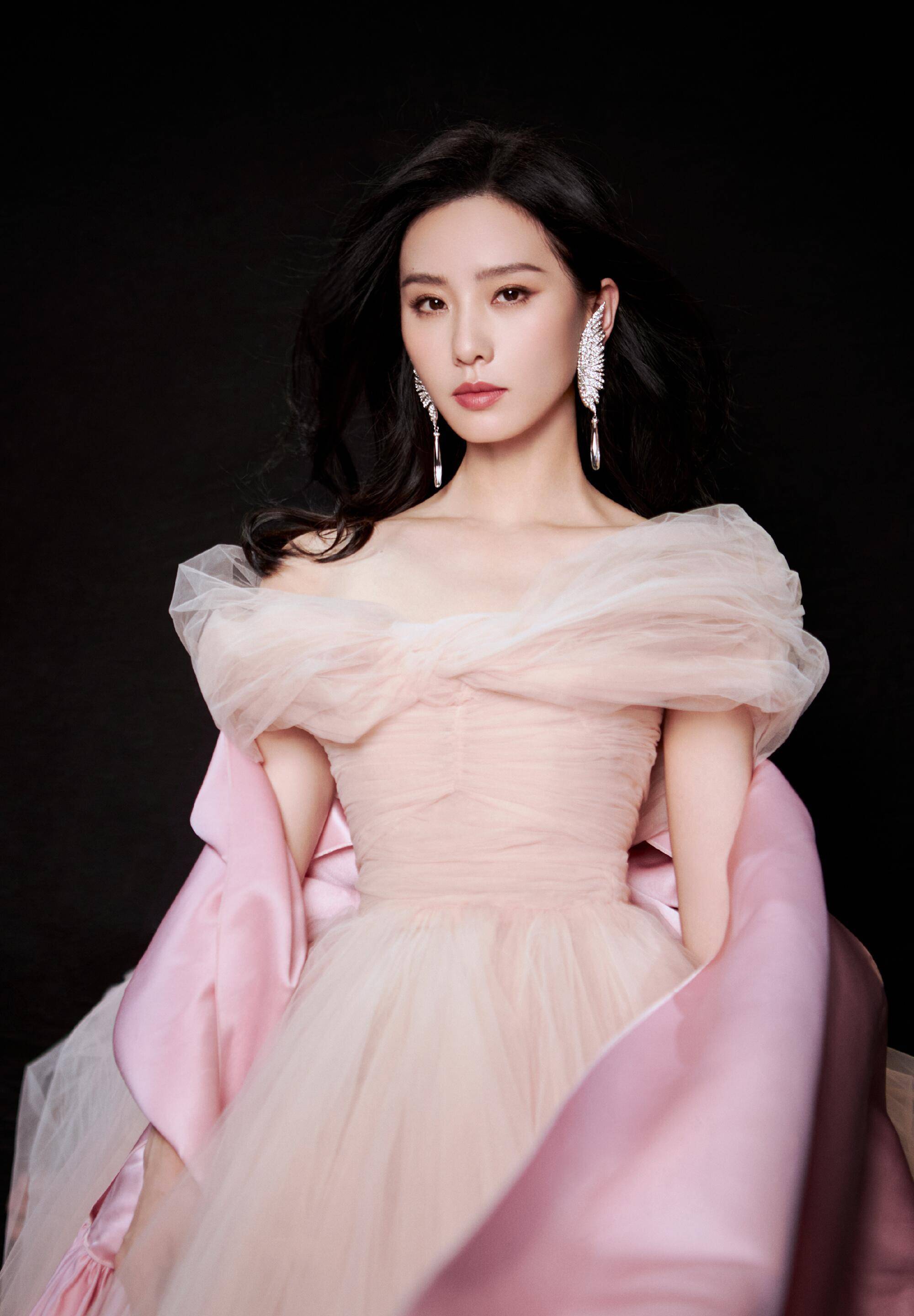 又被刘诗诗美到了,穿高定礼裙优雅且端庄,真好看_造型_礼服_女孩子