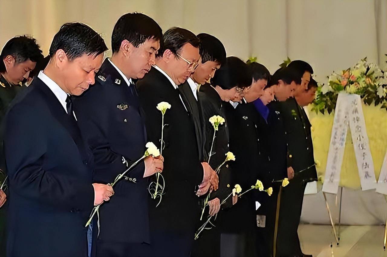 参加葬礼男士着装图片图片