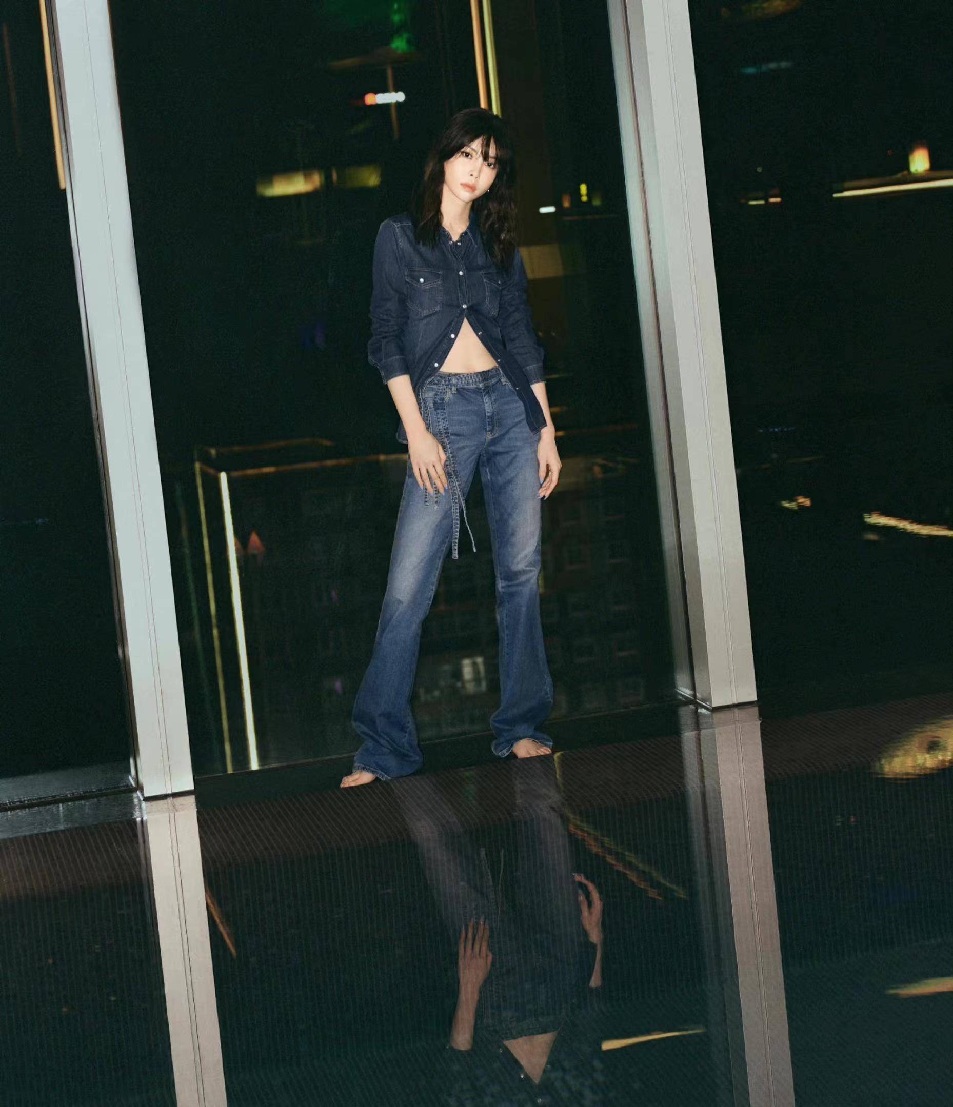 于文文酷炫上线,衬衫西装a到爆,腰细腿长比例好_黑色_白色_套装