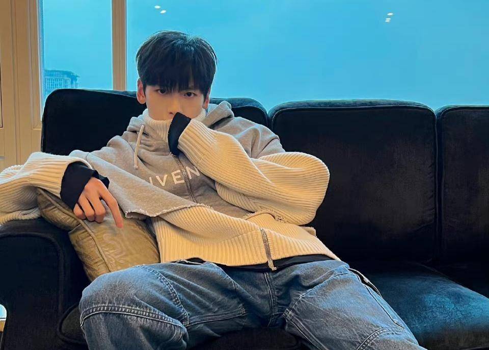 随着翟潇闻恋情曝光,其感情史被扒出,私联站姐,与女爱豆谈恋爱_蒋申