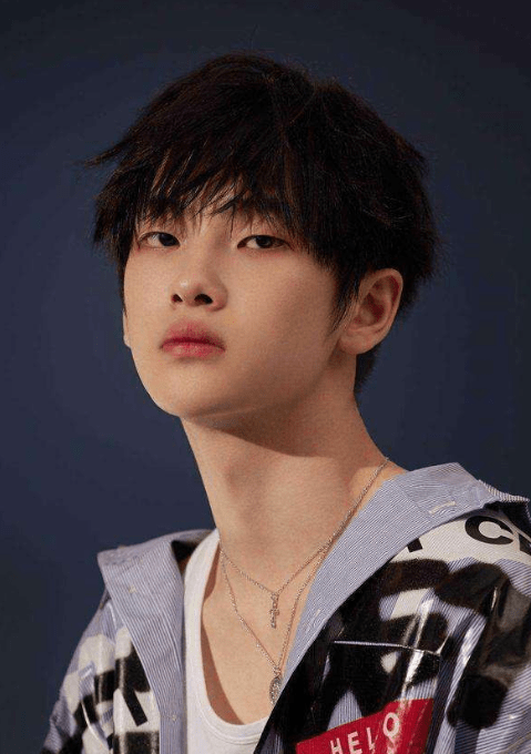 周震南"女助理"火了,曾因颜值高登热搜,两人贴耳热聊:酸透了_机场