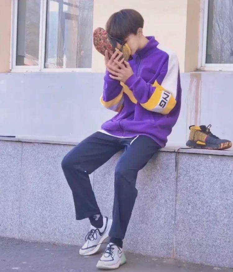 男色时代-帅哥的鞋子竟被男人频频偷闻_公寓_男生_窗户