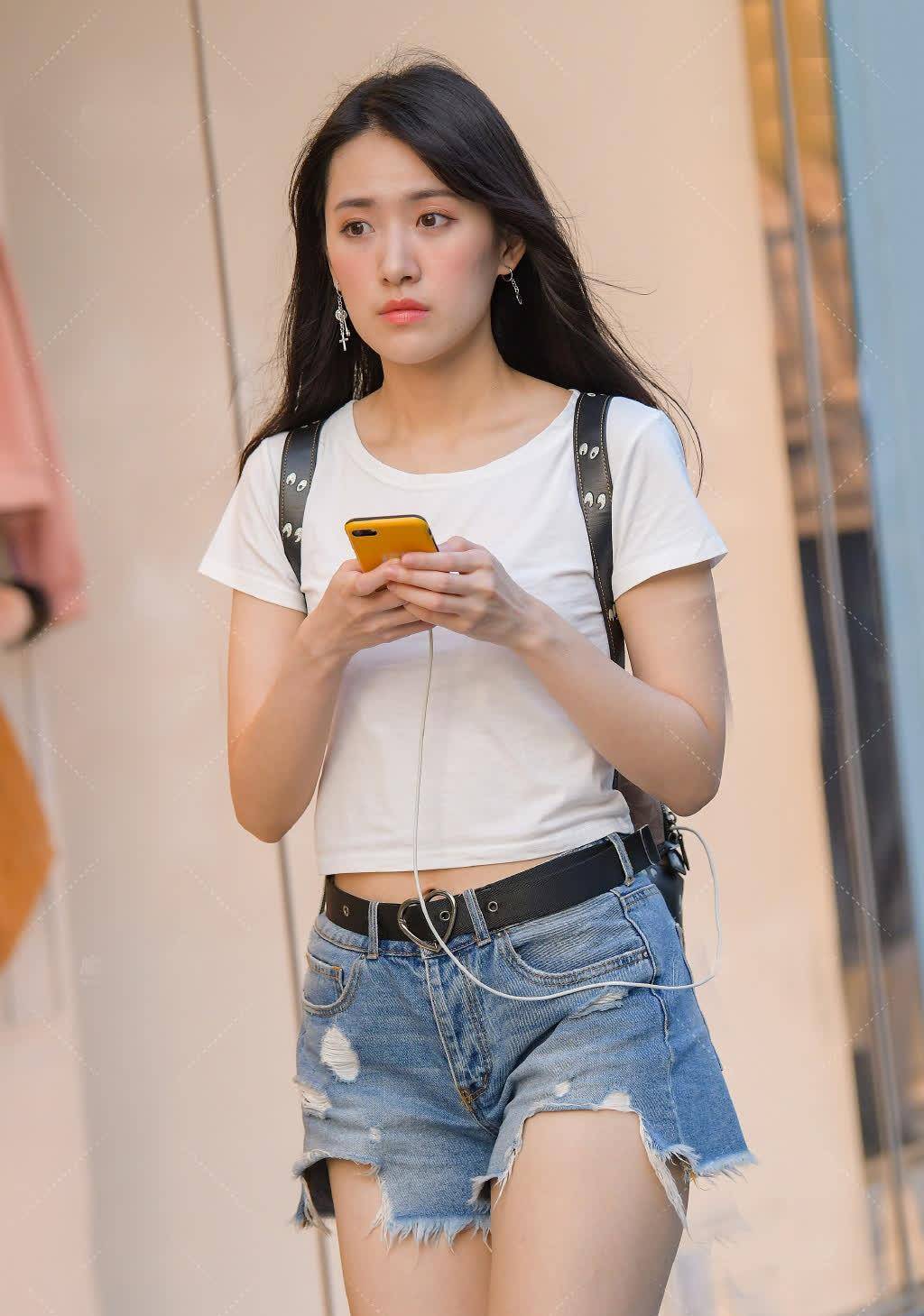 女生的夏日穿搭,短款上衣配牛仔热裤,清凉显瘦又高挑靓丽