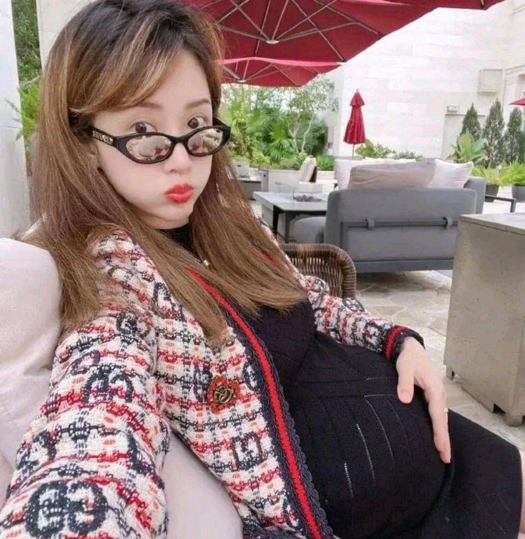 从照片中她的小肚子不难看出怀孕至少有四个多月了,现在宝宝也基本