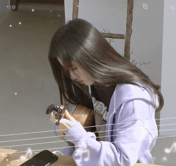 鞠婧祎的坐姿火了,当她弹尤克里里的时候,也太文艺了吧_节目_网友