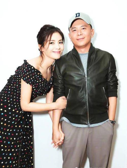 但是刘涛从来也没有回应,而是选择沉默,同时也是鼓励身处迷茫中的丈夫