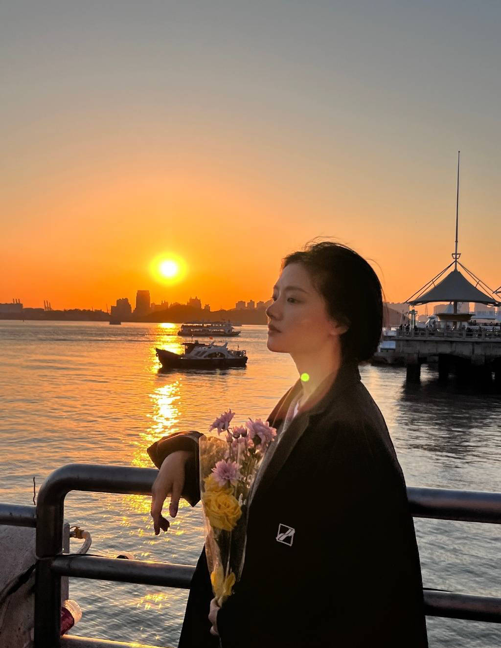 任敏的海边随手拍 怀抱鲜花与落日合影好浪漫-搜狐大视野-搜狐新闻