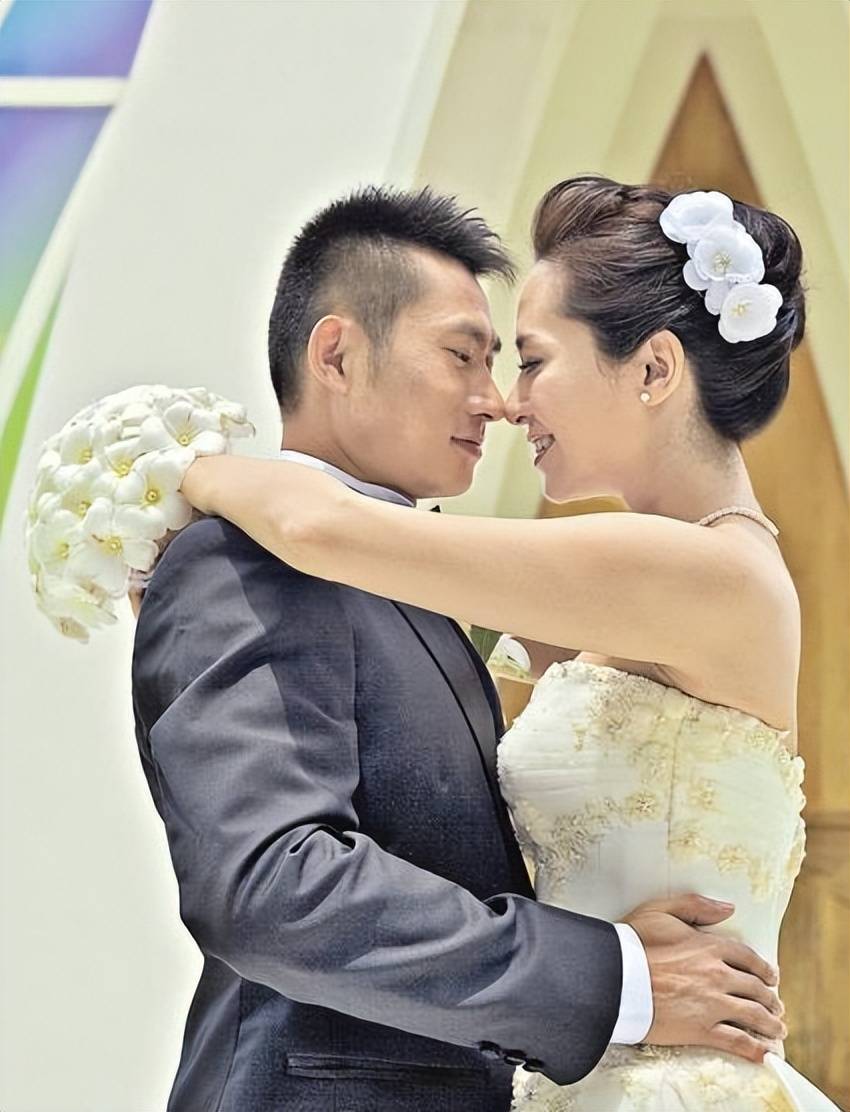 港姐郭羡妮:"倒贴"3套房下嫁河南小伙,婚后被小6岁丈夫宠成宝_中国