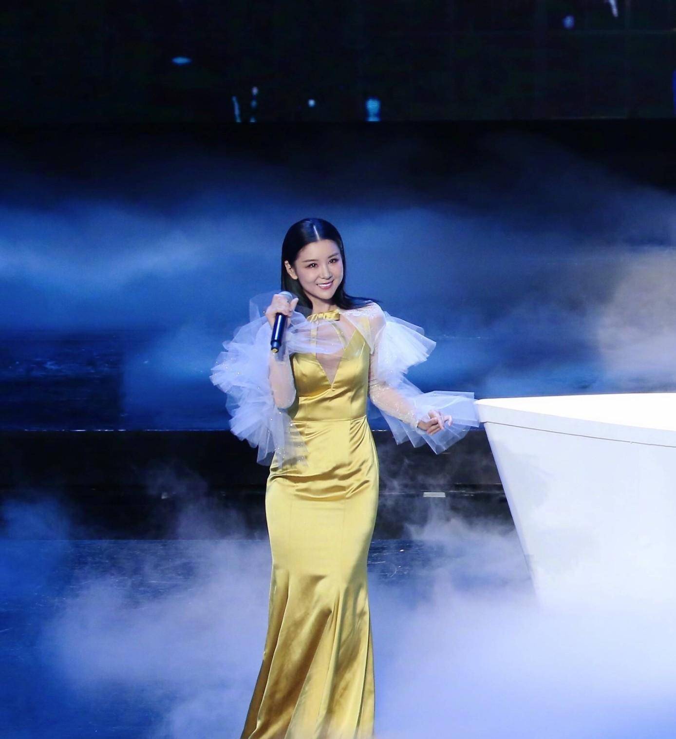 李小萌"多肉"身材真招摇,穿吊带勒出副乳,搭配阔腿裤3d感立体_个子