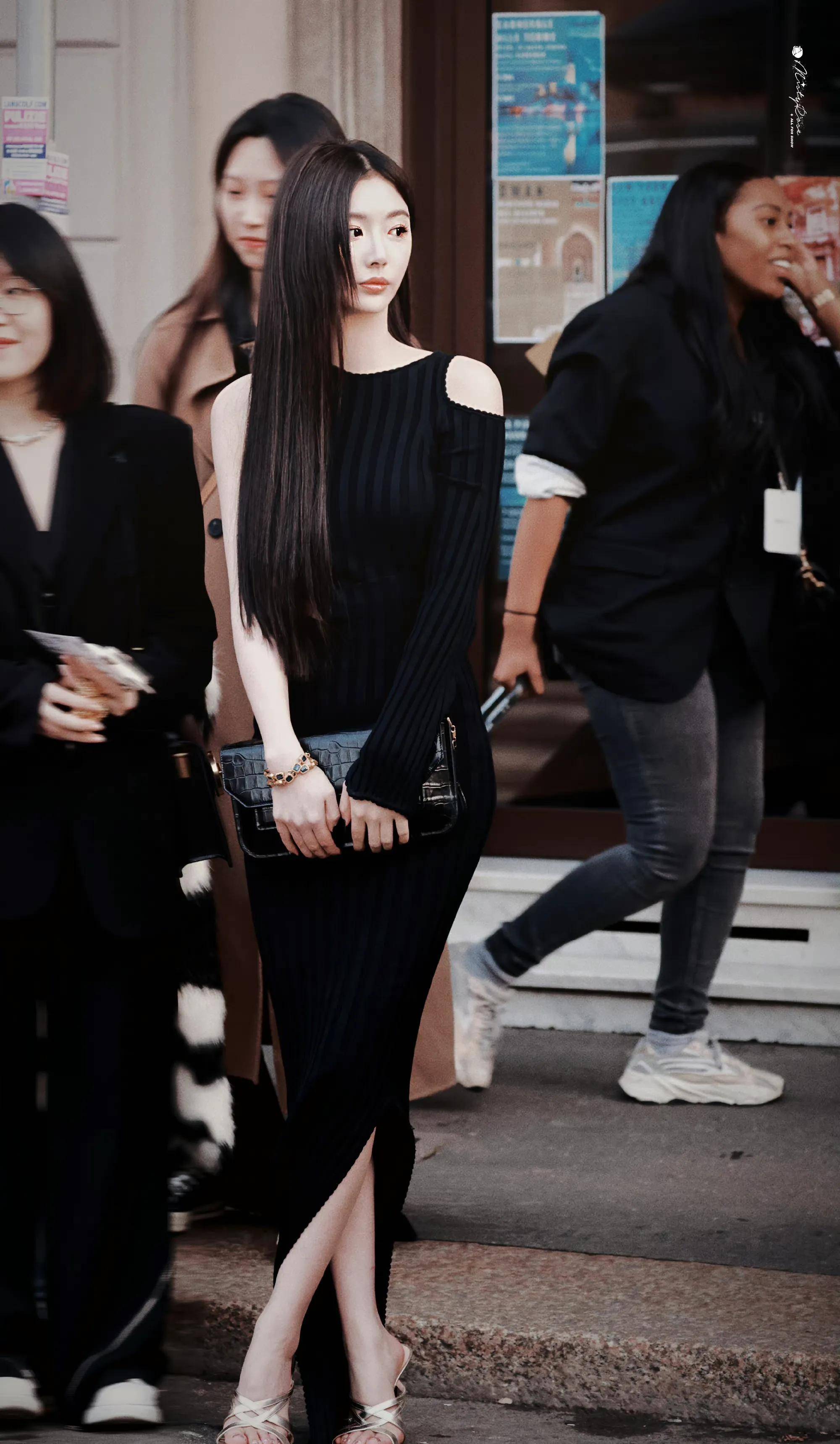 孔雪儿米兰时装周造型 绿色镂空纱裙妩媚灵动 黑色露腰长裙性感撩人