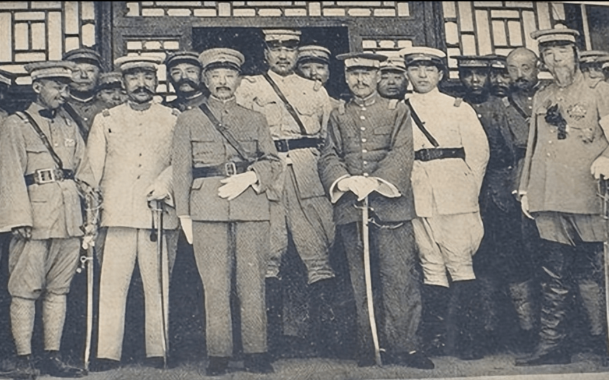 在全国人民的声讨中病死,北洋军由此分裂成直系,皖系,奉系三大派别