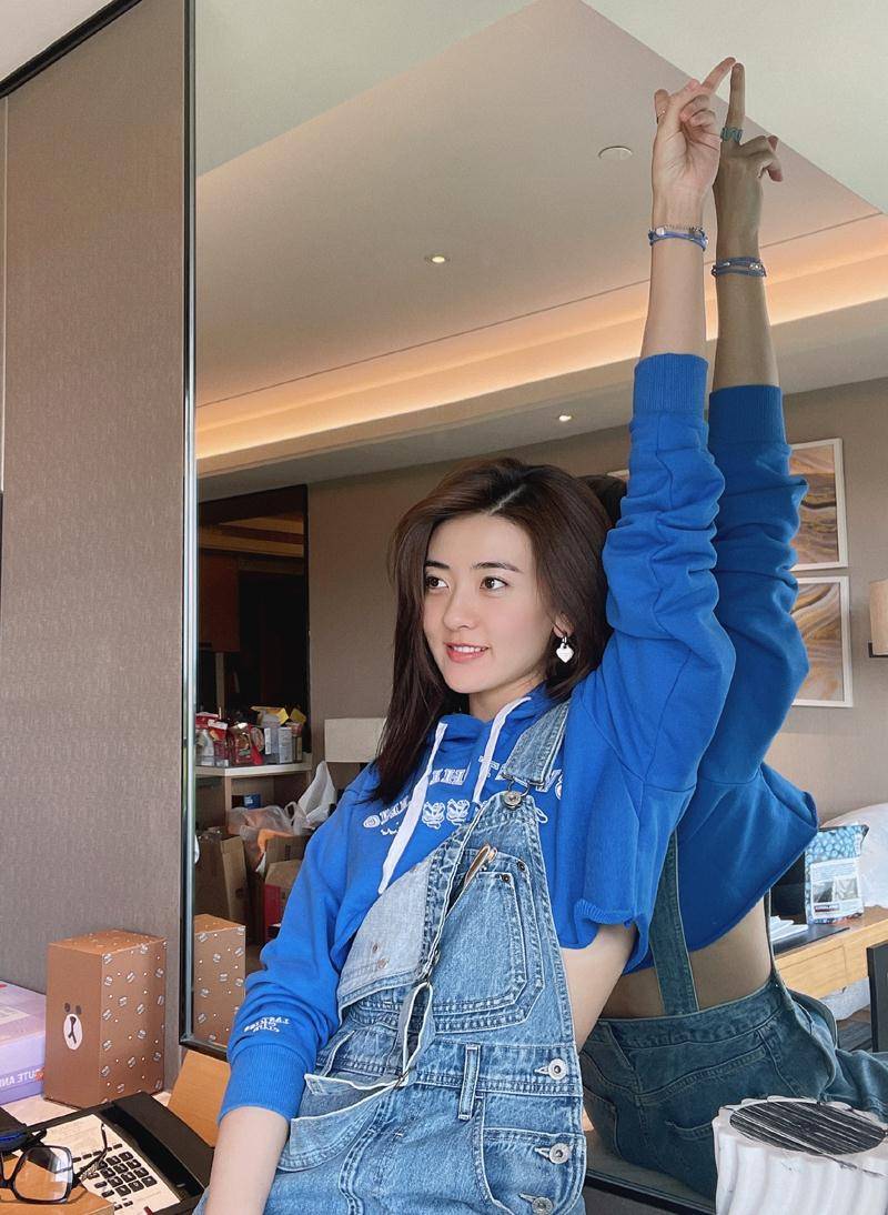 90花梁洁太会穿了,牛仔背带裤可以露腰,侧颜让人心动_梁洁跟_卫衣