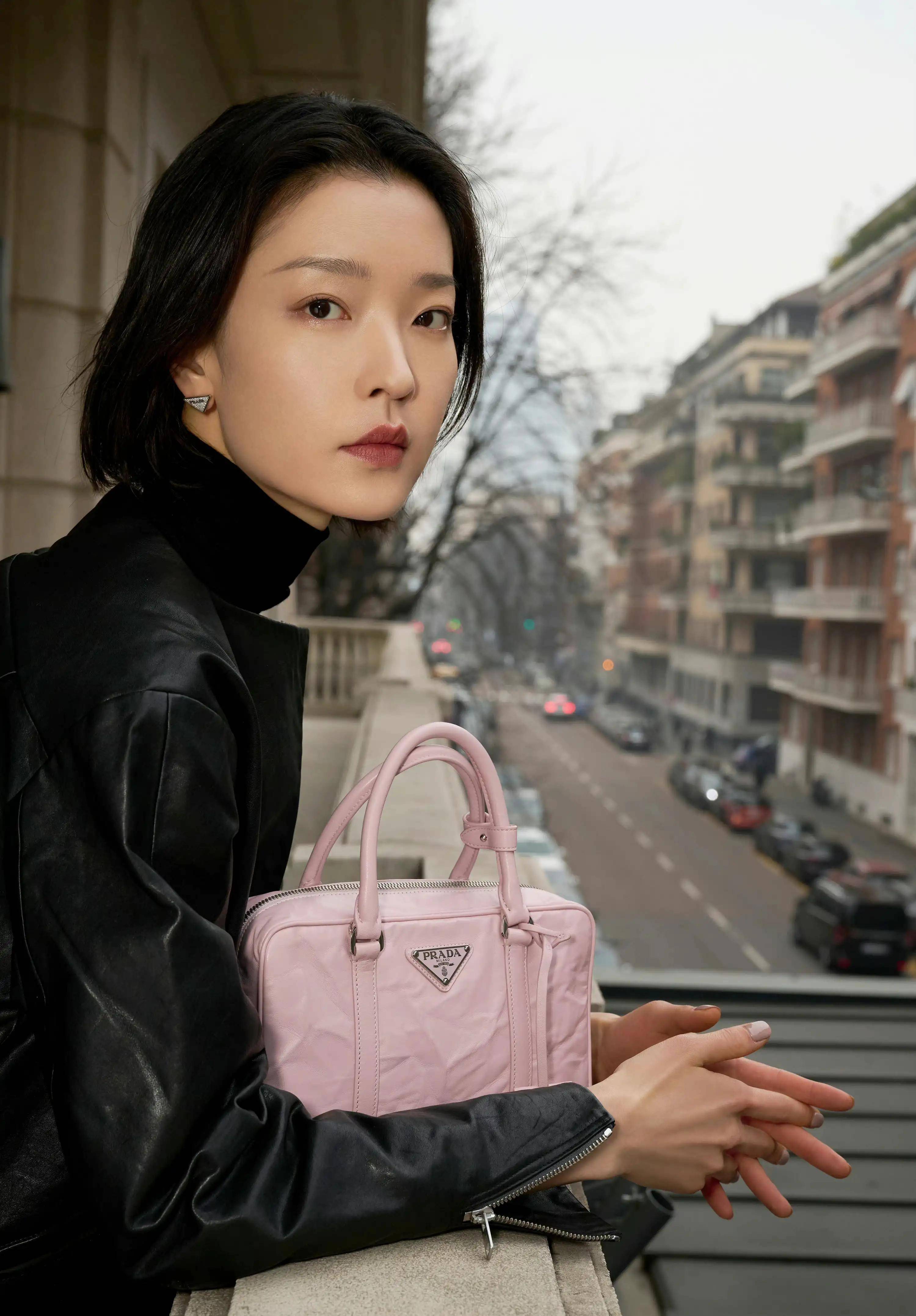 杜鹃蔡徐坤此次的造型最亮眼的莫过于那头金粉色的短发,非常吸睛夺目