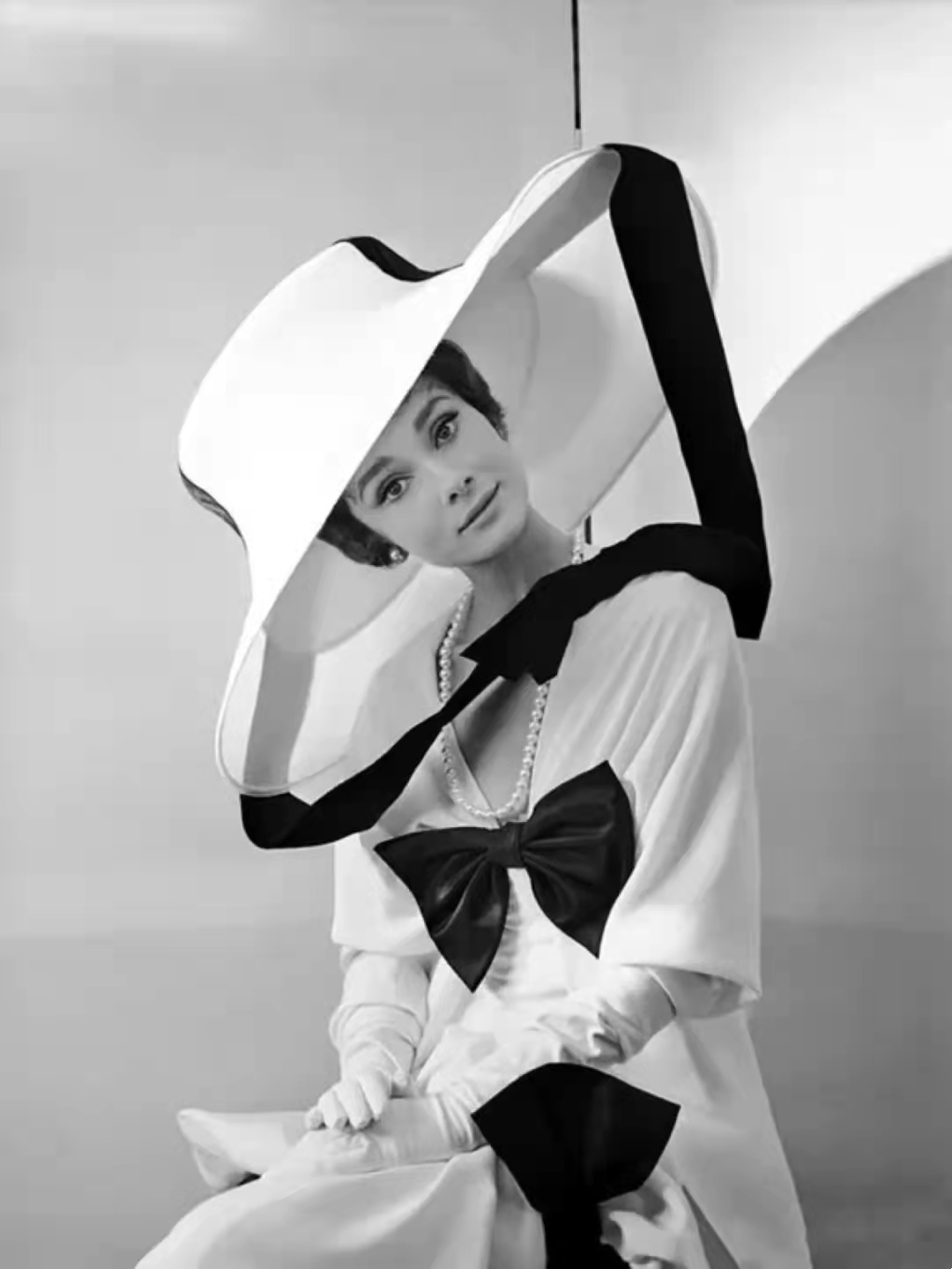 名人衣橱 - 奥黛丽·赫本_身材_衬衫_天使