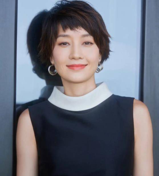 马伊琍罕见露面,不修边幅双颊凹陷显老态,感情稳定孩子已经叫爸_女儿