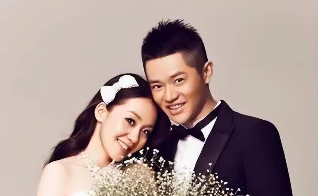 曾毅妻子罕见曝光,颜值高气质温婉,这就是凤凰传奇不解散的真相_李娜