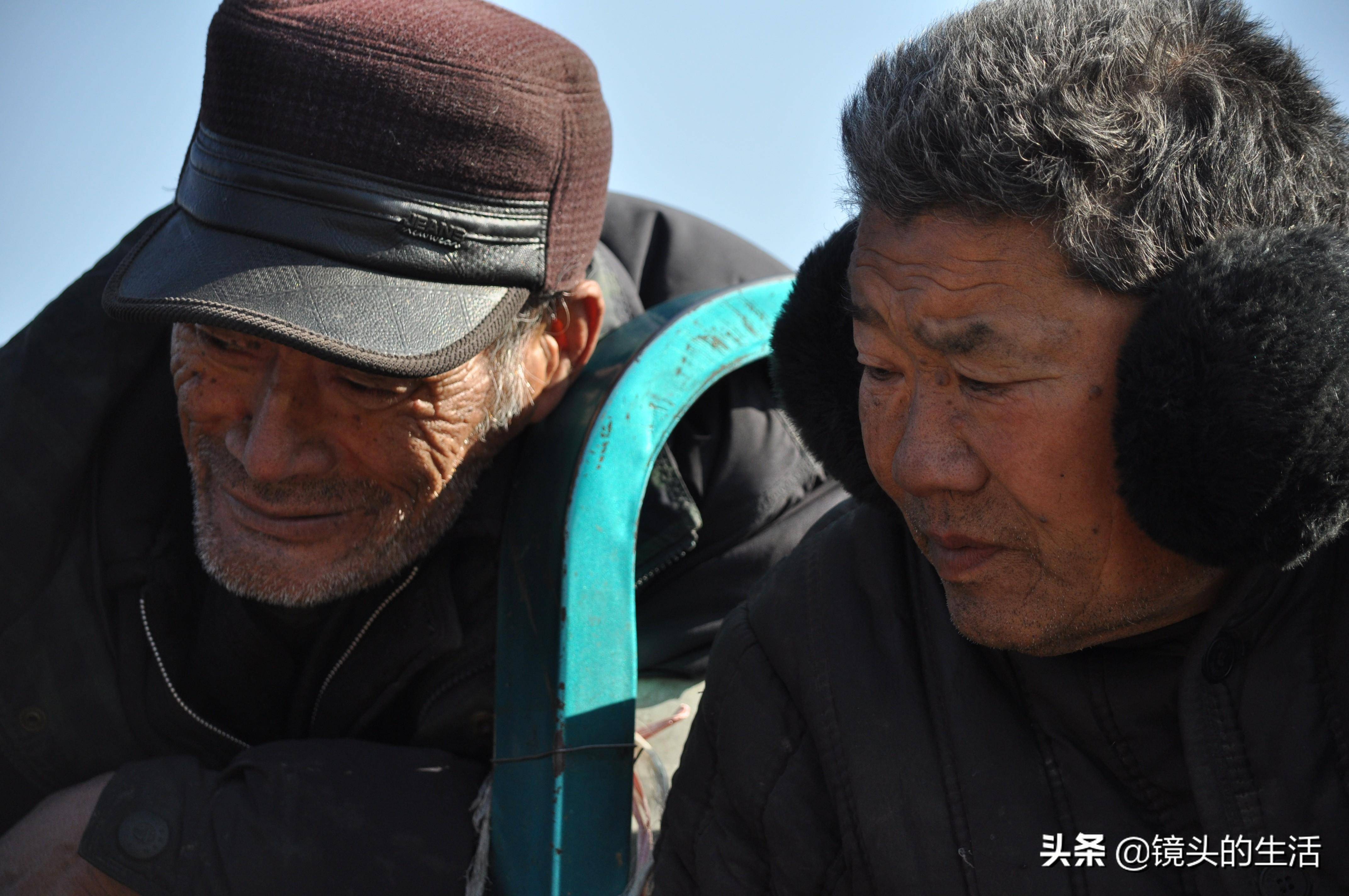 农村特殊兄弟,因哥哥拒绝传宗接代,陪伴几十年看晚年生活成啥样_弟弟