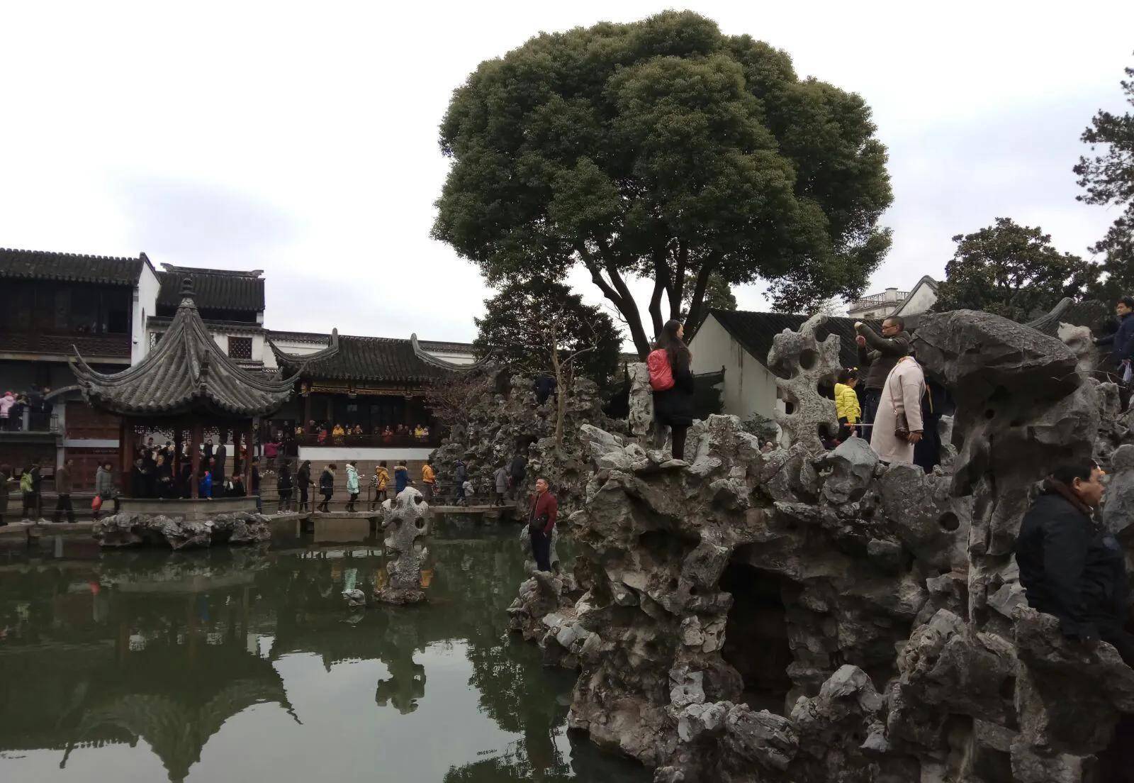 狮子林公园虽然不大但很有特色,狮子林以山石造景为主,假山群气势磅礴