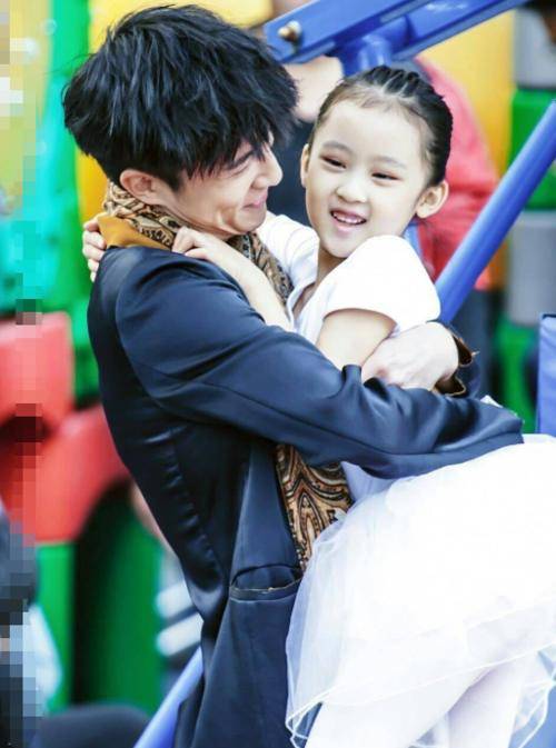 张婉儿不仅跟鹿晗合作过《甜蜜暴击》,还跟薛之谦一起主演了《我们的