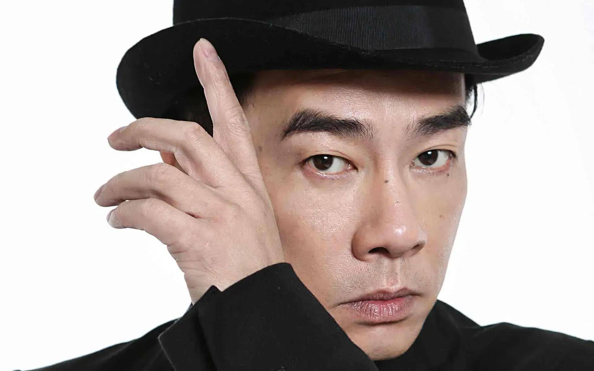 陈小春,永远的韦小宝,不可取代的"山鸡",现实中的宠妻狂魔_经典_爱