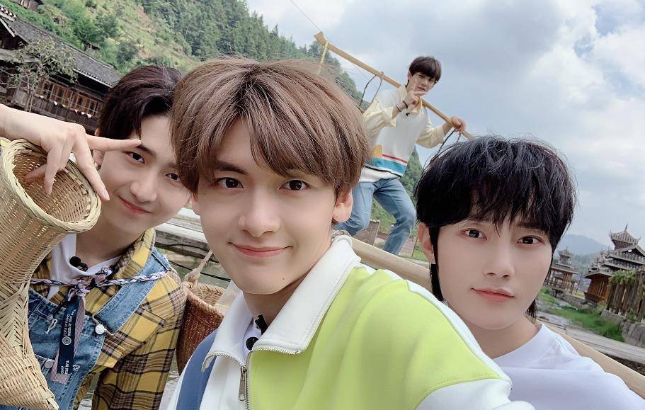 r1se下乡采风录大团综,刘也赵让做农活,何洛洛晒任豪睡觉照_生活_火箭