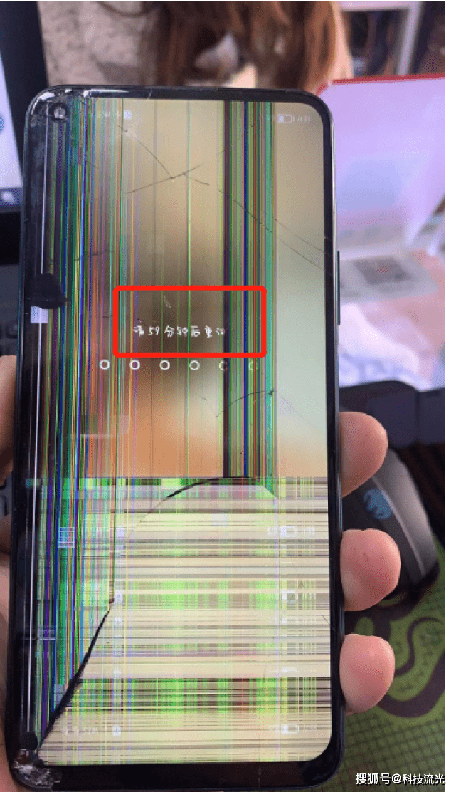 前天中午,一位女生带着手机过来找我维修,手机是屏幕摔坏了,是内屏也
