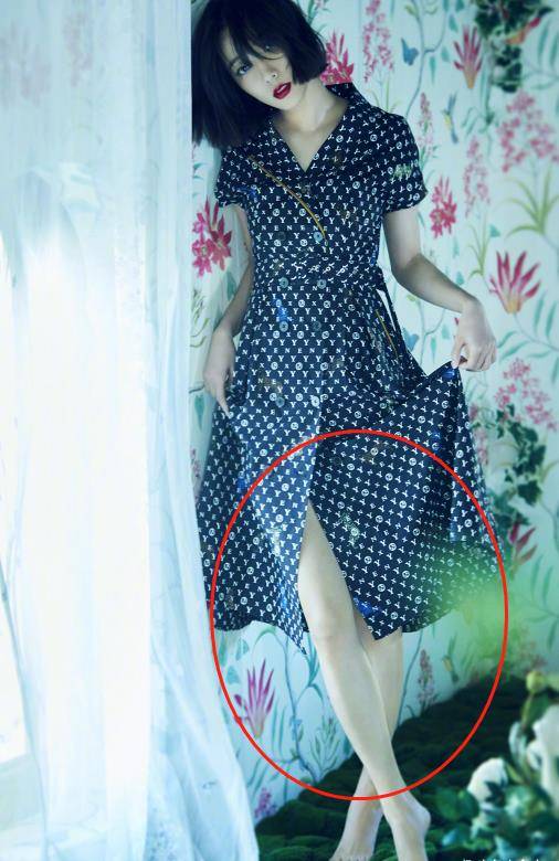 浴缸拍大片,脖子上珠宝过于抢镜,还提起裙摆秀白美腿_王珞丹_时尚