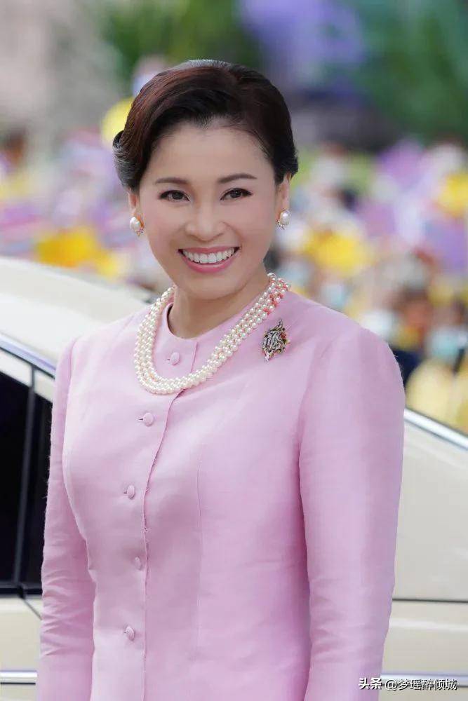 泰国新王后苏提达有多爱珍珠,看一下这位养珠大户的珠宝盒_妮娜_的苏