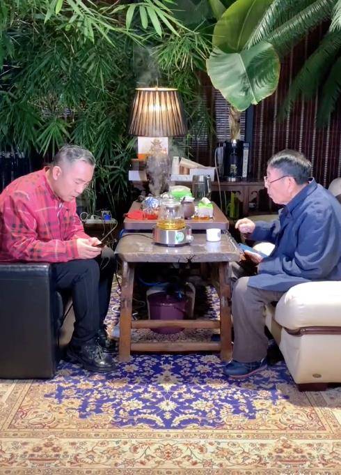 杨议的家里装修还是很豪华的,据悉杨议一家现在住在小别墅里,整体装修