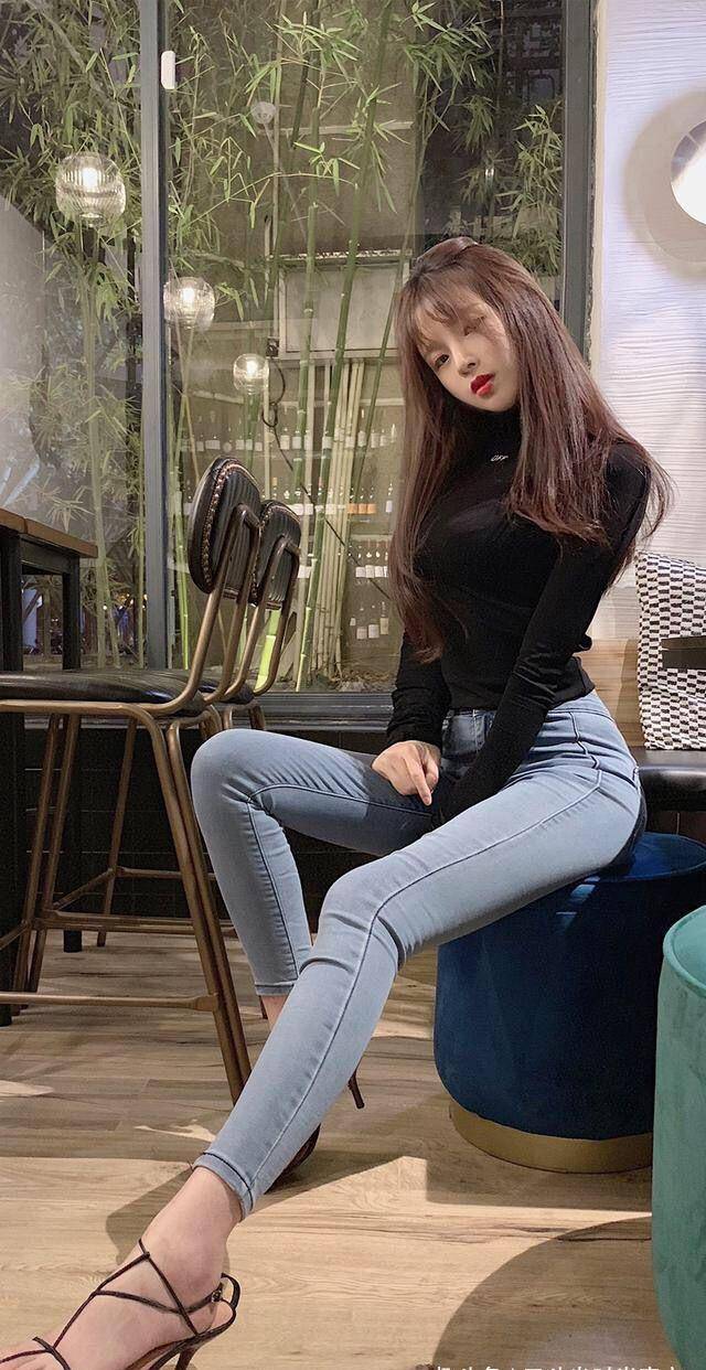 牛仔裤充满年轻时尚气息,展现迷人身材,富有活力感的女神装扮!