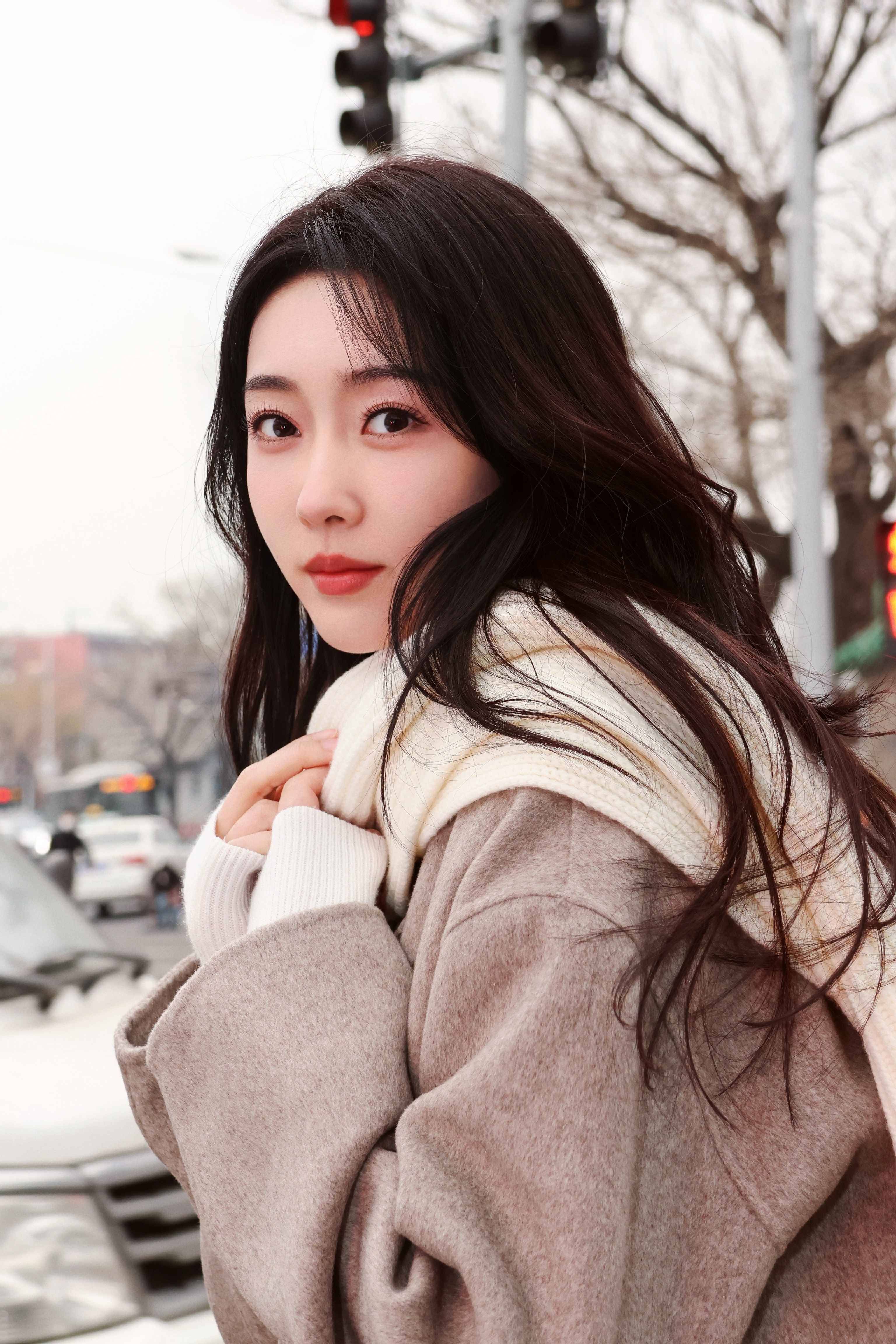 宣璐灰色风衣糖葫芦可爱俏皮写真_长发_发型