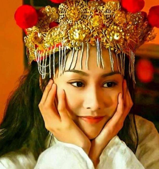 身披金甲圣衣,脚踏七色云彩来娶我;我猜中了前头,可是我猜不着这结局