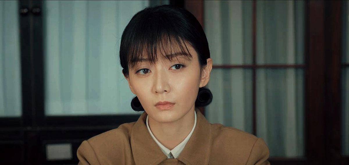 正的那一条主线就是郑朝阳(张译 饰),郝平川,白玲,罗局长等我国第一代