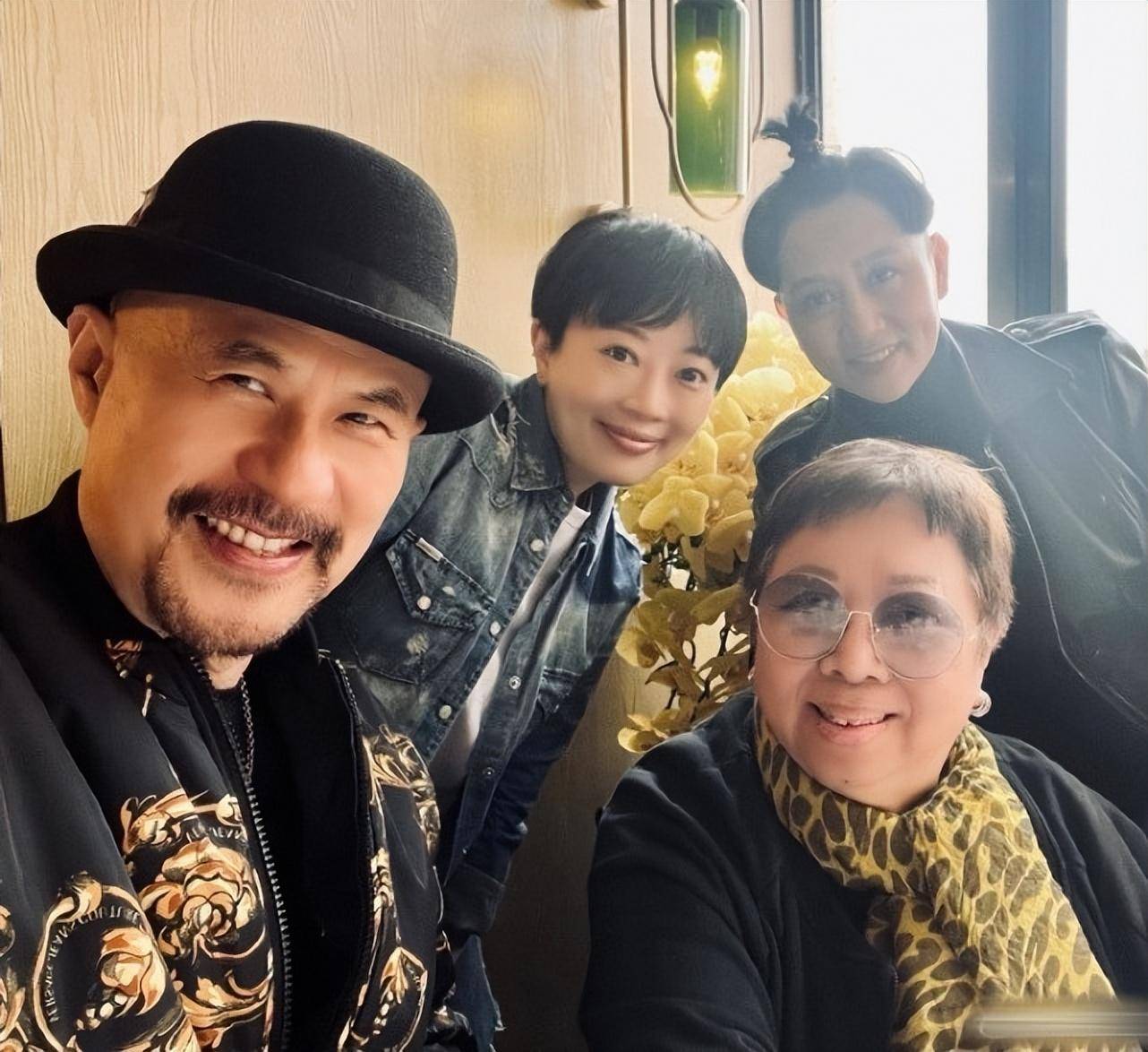 儿子剑眉星目颜值扎眼,老婆扎冲天揪超个性_许飞_尹扬明_父亲