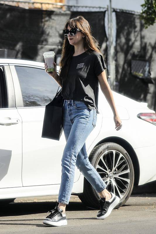 达科塔约翰逊的日常穿搭,白色小背心配阔腿裤,简单舒适又很潮_黑色