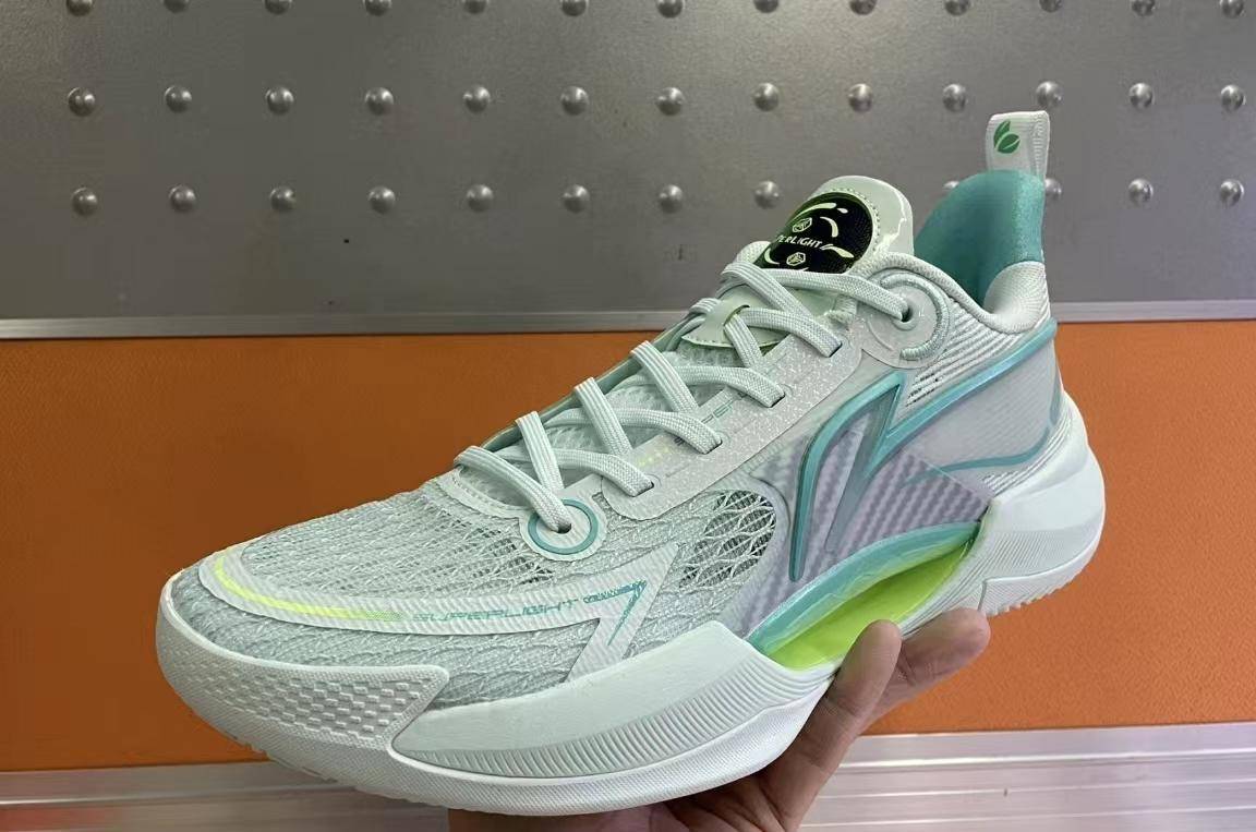 首先是一款芒果主题配色的李宁超轻2022低帮版篮球鞋,这双球鞋的鞋面