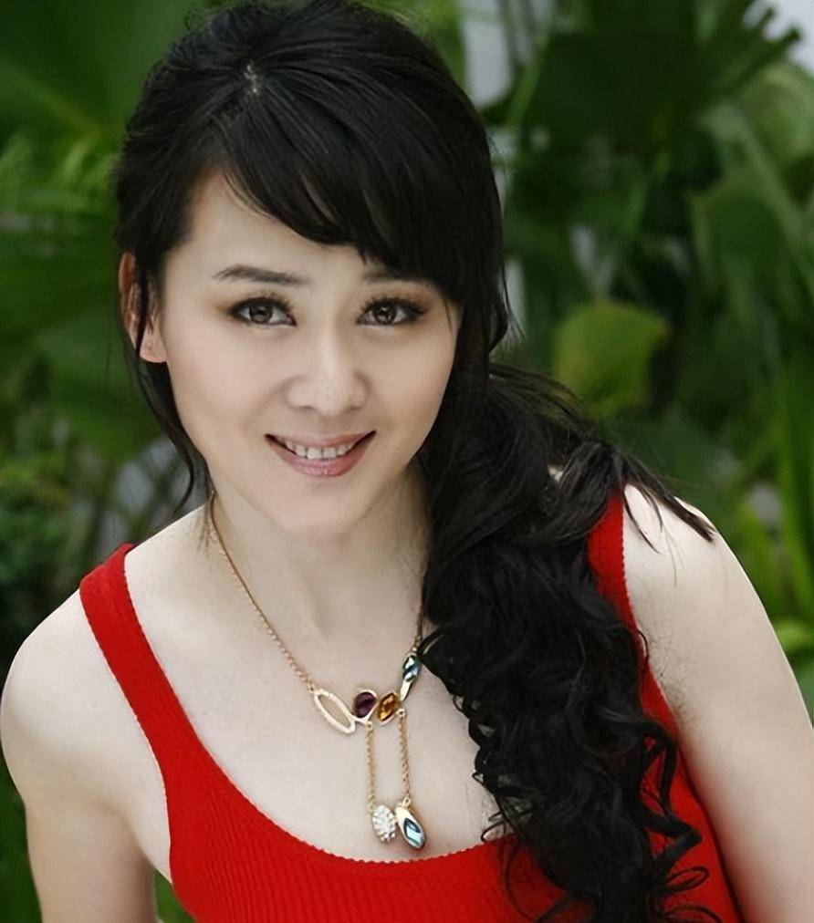 女演员李琳:头婚嫁大10岁名导被打离婚,二婚嫁世界冠军被宠上天_李林