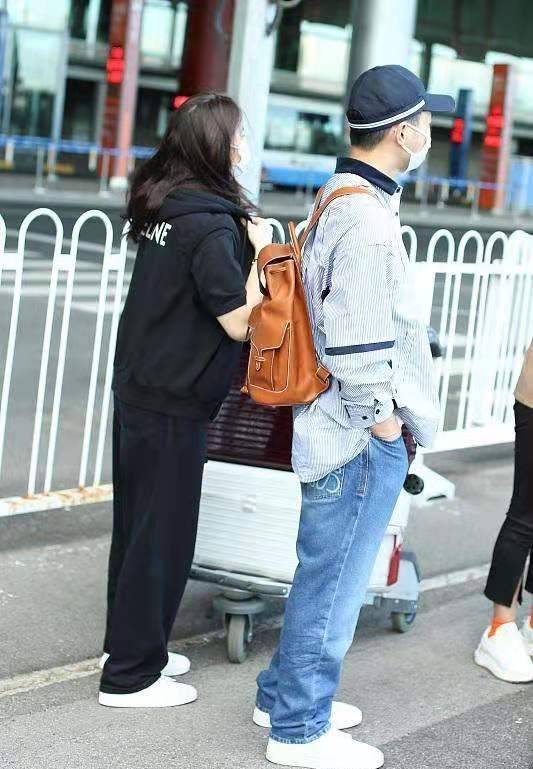 这次难得去机场,感觉袁咏仪真的是随性惯了,而张智霖还是时刻保持着