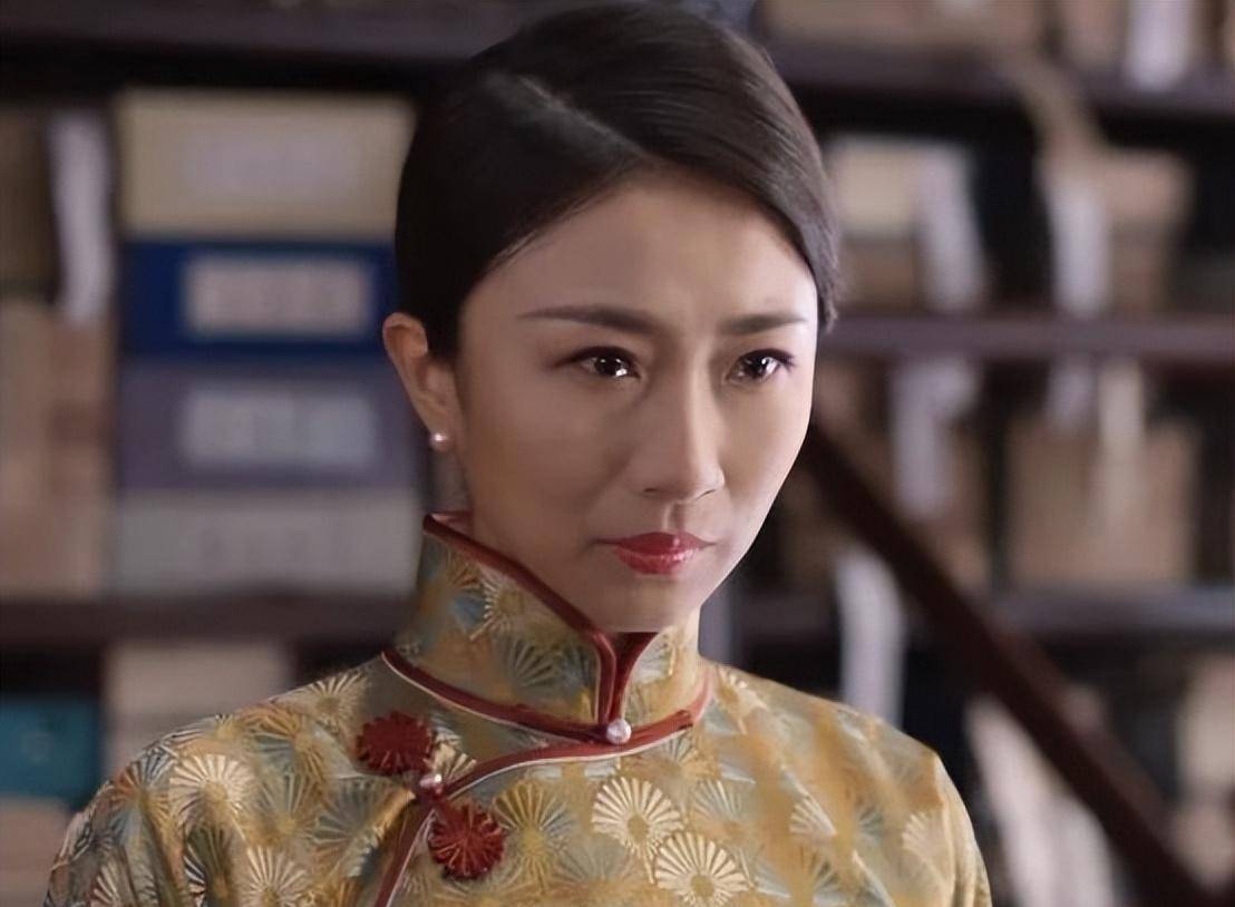 王骏迪在剧中饰演高明远身边的郑毅红.