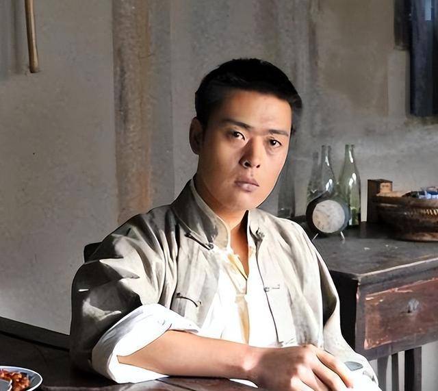 《亮剑》张桐:最穷时吃狗粮,抑郁后多次自杀,妻子陪他走出低谷_表演