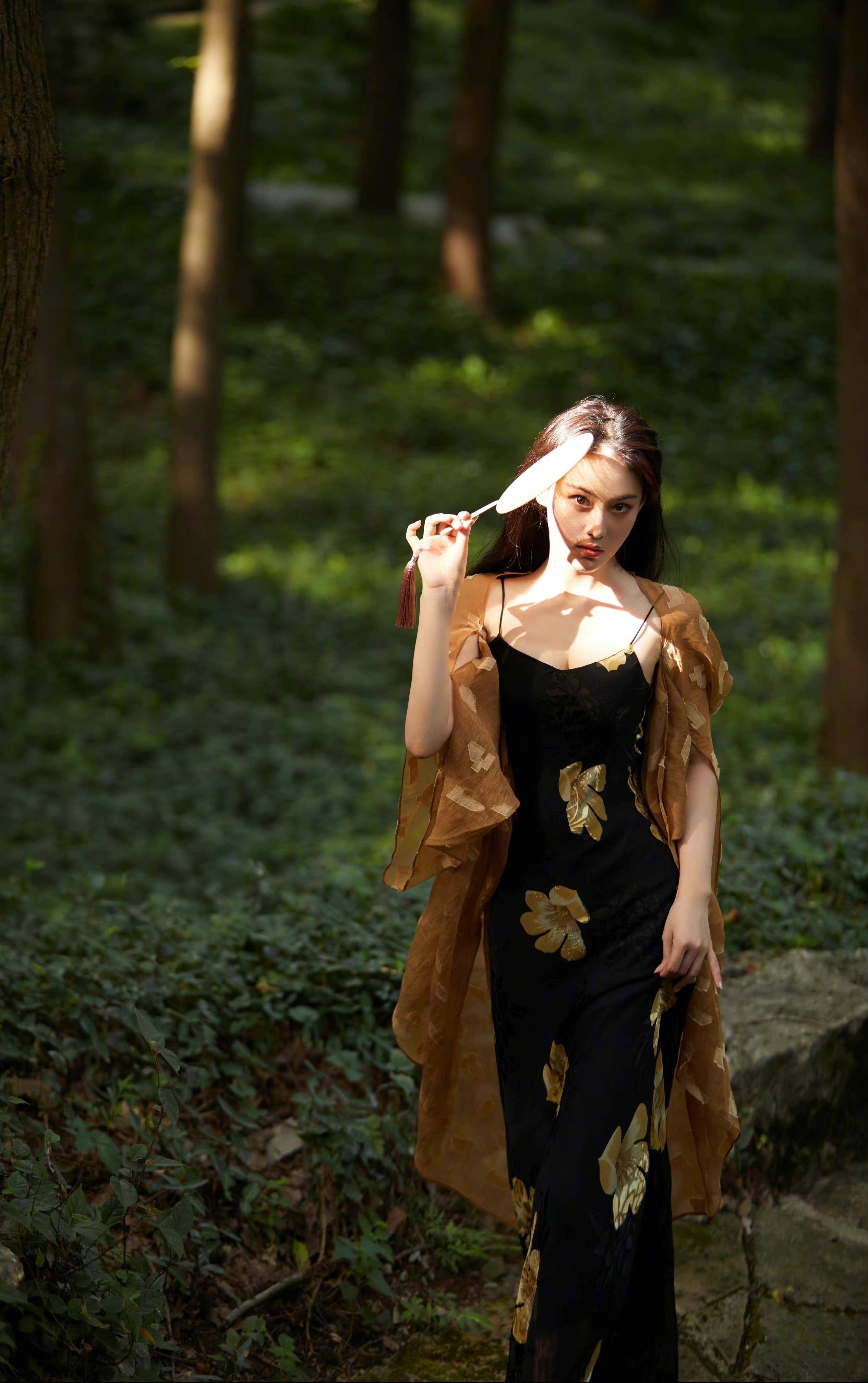 "军嫂"张馨予好贵气,穿黑金刺绣长裙似女王,丰润身材太诱人