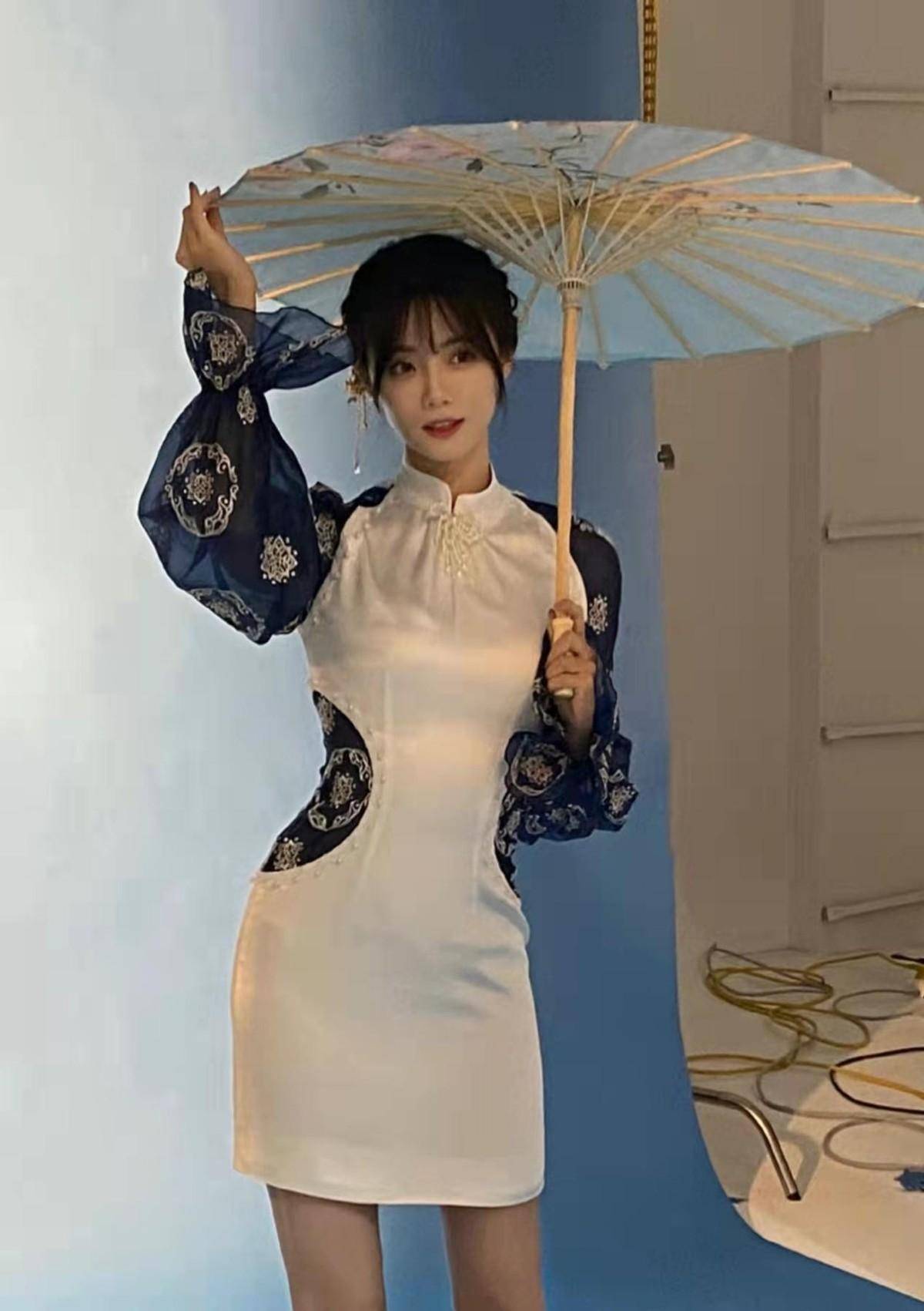 rita穿旗袍肉感十足,余霜穿旗袍古典气质佳,小钰才是真的绝_漂亮_美女