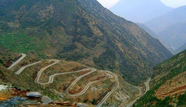 云南山路十八弯,一不小心就整翻!