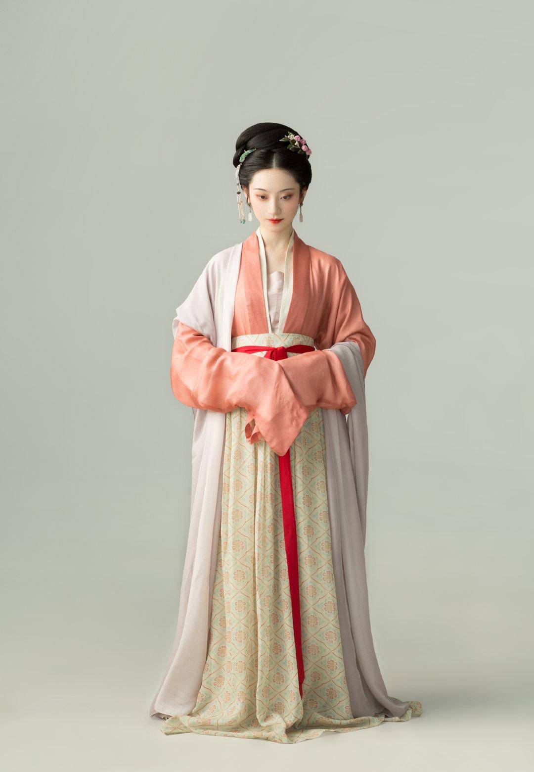 如裙子的布料多用绫罗,尤其是对于复原款式来说,像真丝这样柔软的料子