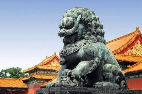 例如北京天安门前金水河畔的那对守护在皇宫城门前的石狮子,就彰显了